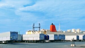 モーダルシフトとは？必要とされる理由からメリットや推進事業まで解説